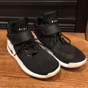 Men’s 11 Nike Basketball Shoe (1)